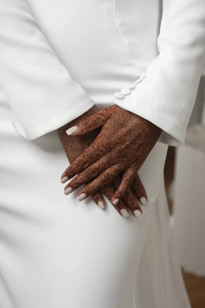 Détail des mains de la mariée ornées de henné