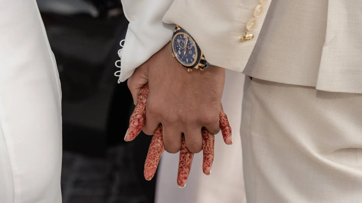 Détail des mains du marié et de la mariée ornée de henné