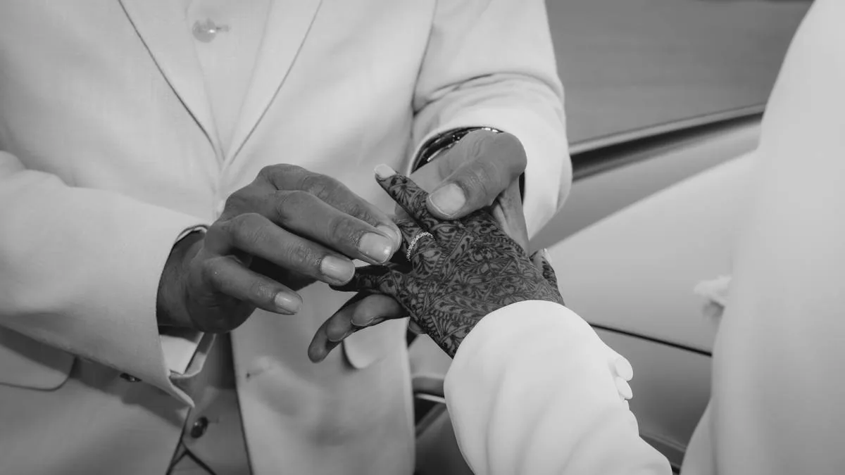 Détail des mains du marié tenant ses gants