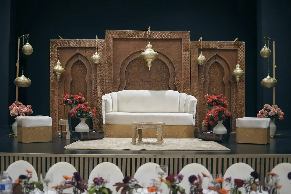 Décor de cérémonie de style oriental avec estrade et fleurs