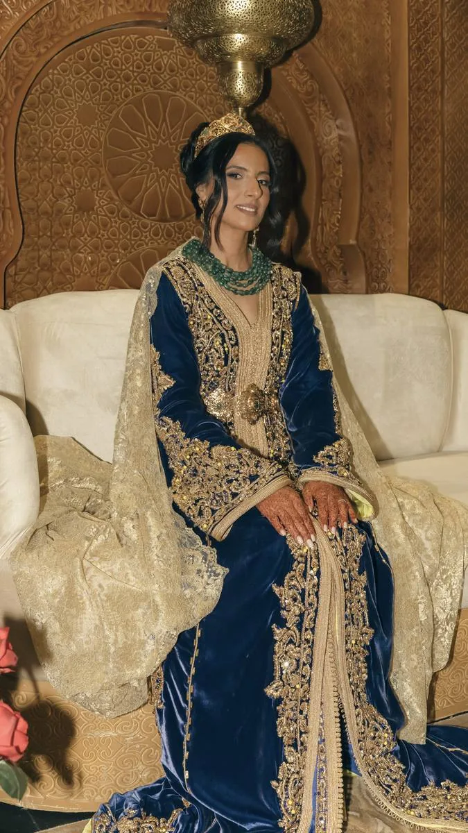Mariée en tenue traditionnelle brodée