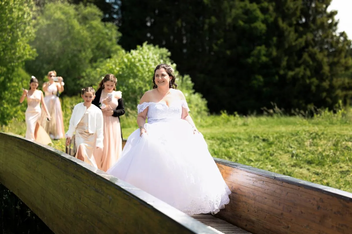 Mariée et demoiselles d'honneur marchant sur un ponton