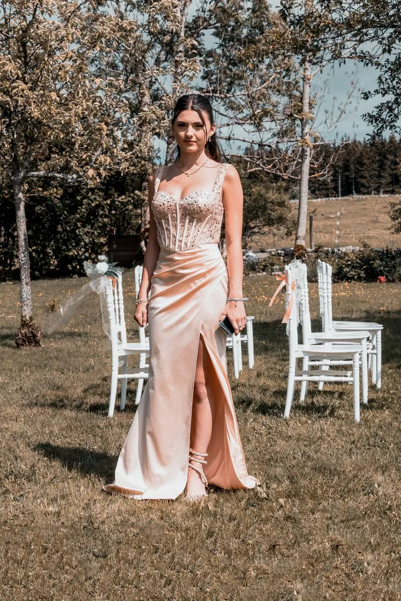 Invitée en robe longue dorée lors de la cérémonie en extérieur
