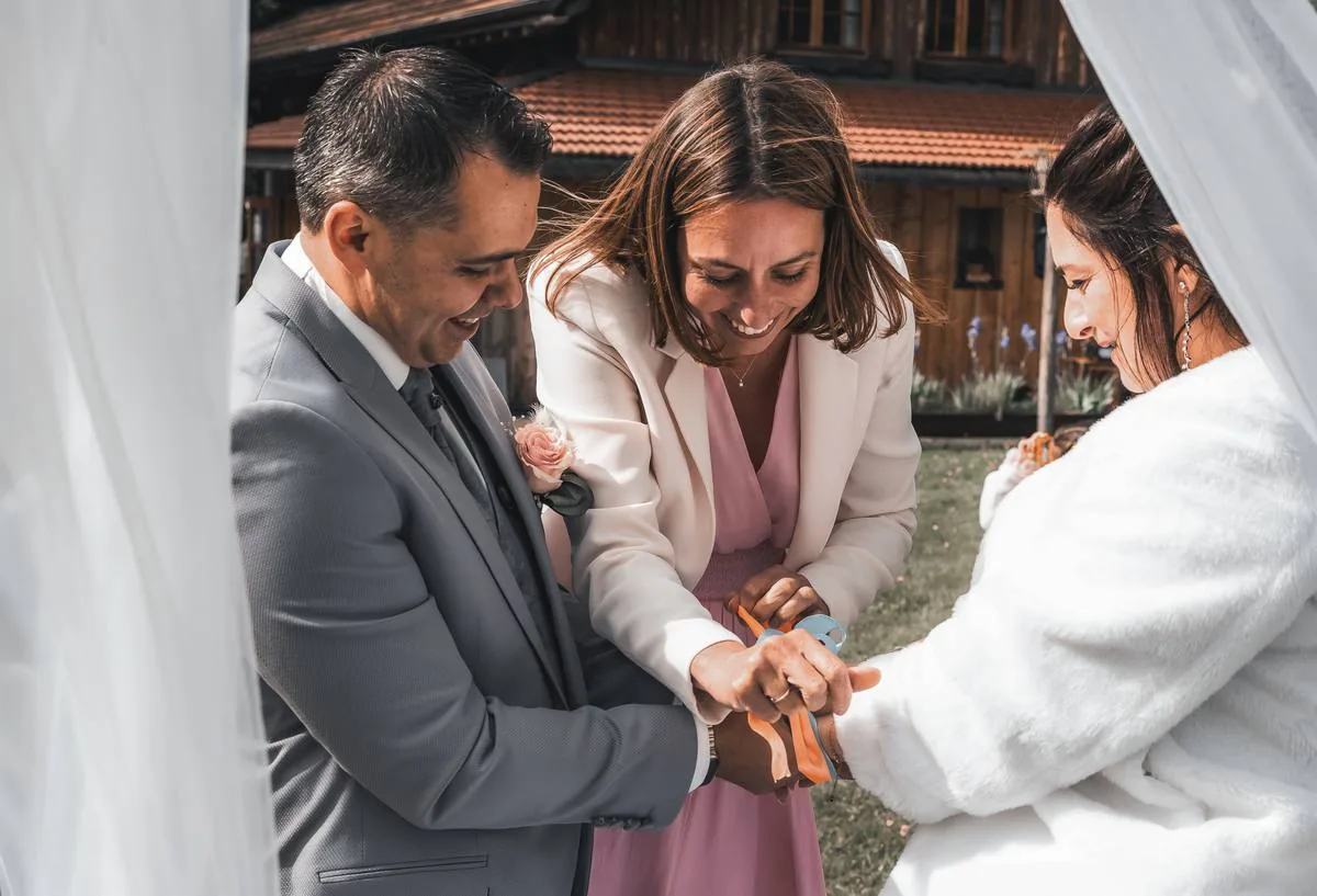 Échange symbolique entre la mariée et ses proches durant la cérémonie