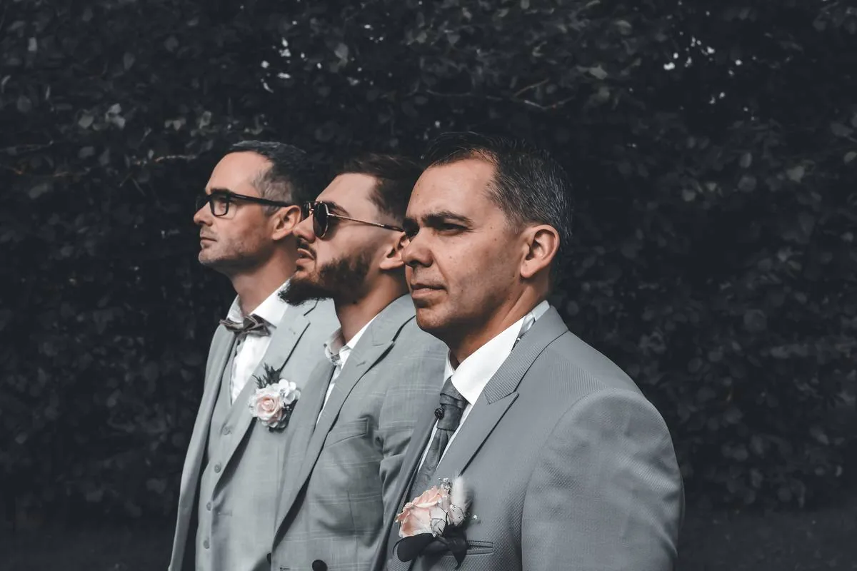 Trois témoins en costume gris