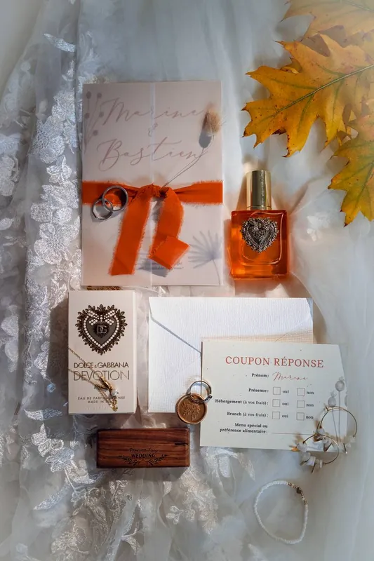 Détail de la papeterie et des accessoires du mariage
