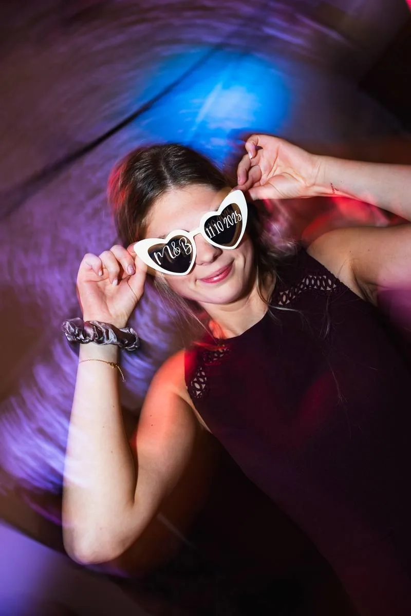 Invitée dansant avec des lunettes en forme de cœur