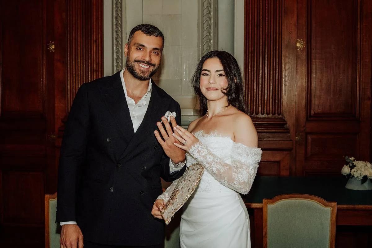Mariée de dos sous un lustre élégant