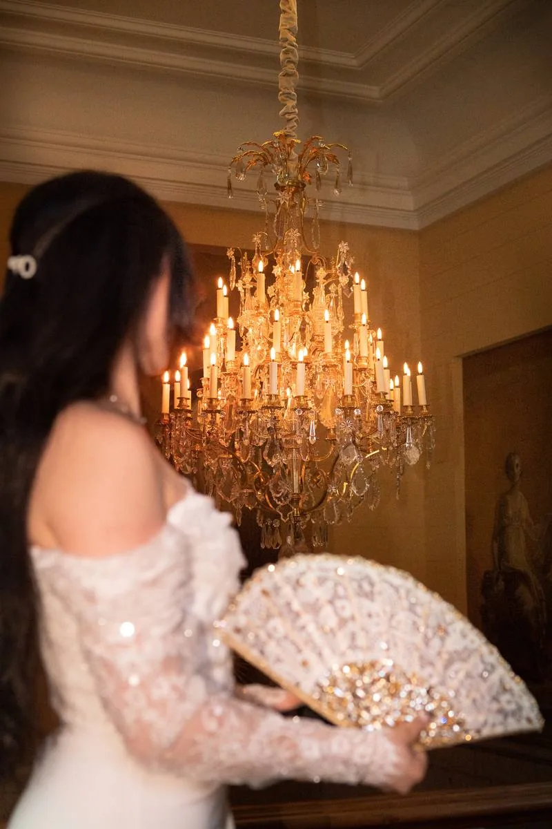 Mariée de dos sous un lustre élégant