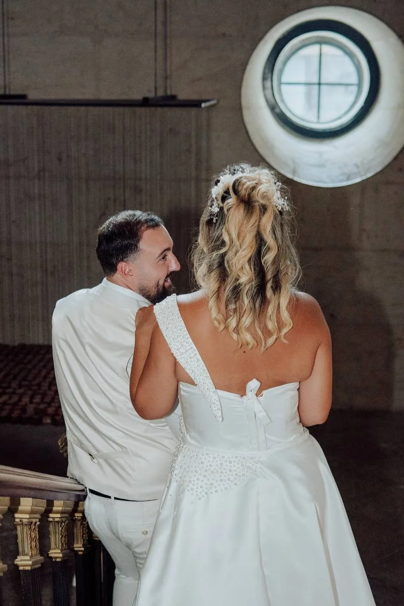 Marié regardant tendrement la mariée