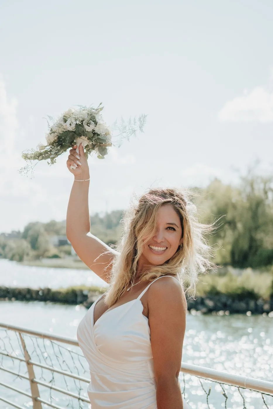Mariée levant son bouquet